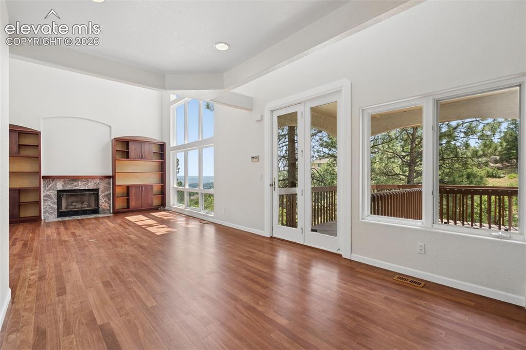 Image 8 of 50: Living Room