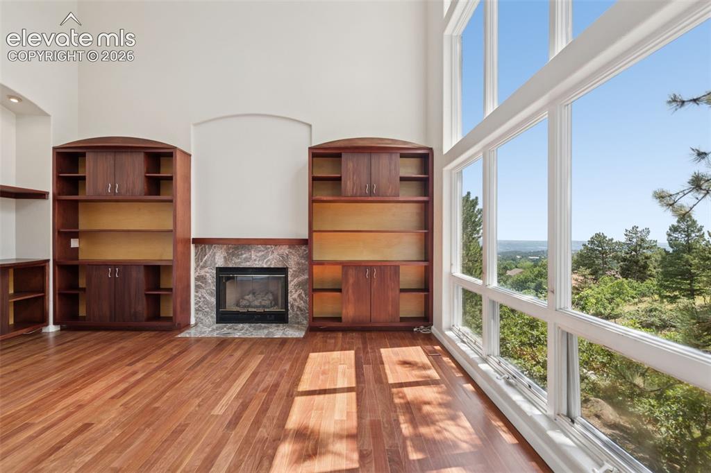 Image 9 of 50: Living Room