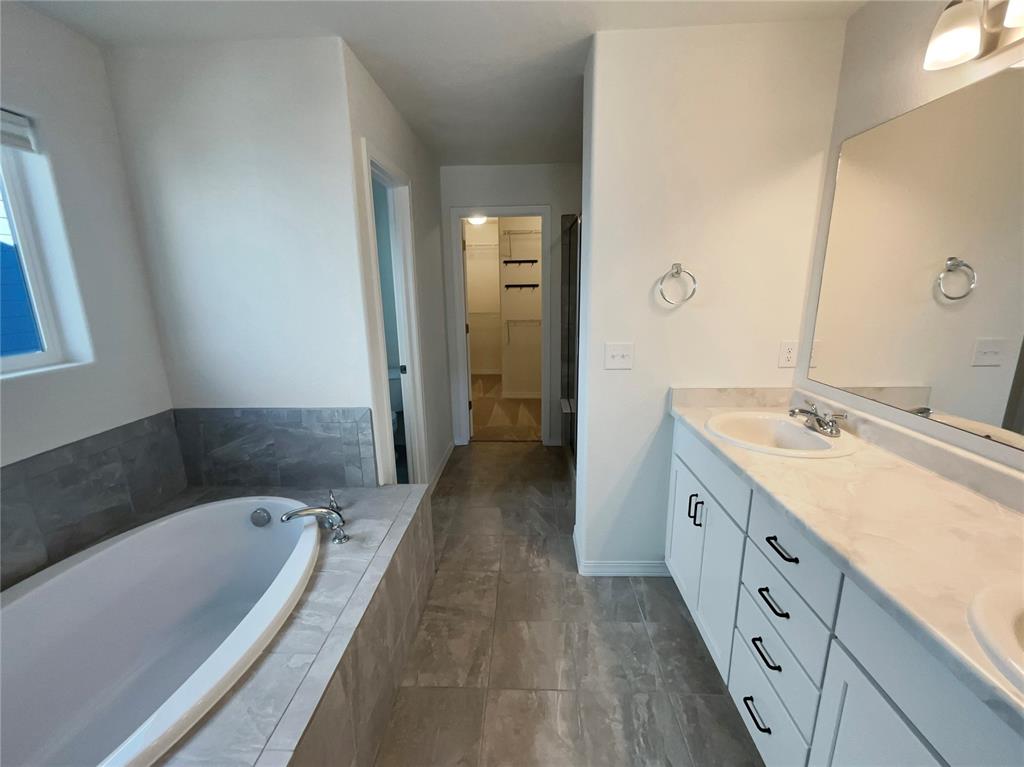 Image 11 of 26: Bathroom