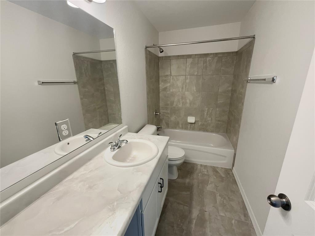 Image 16 of 26: Bathroom