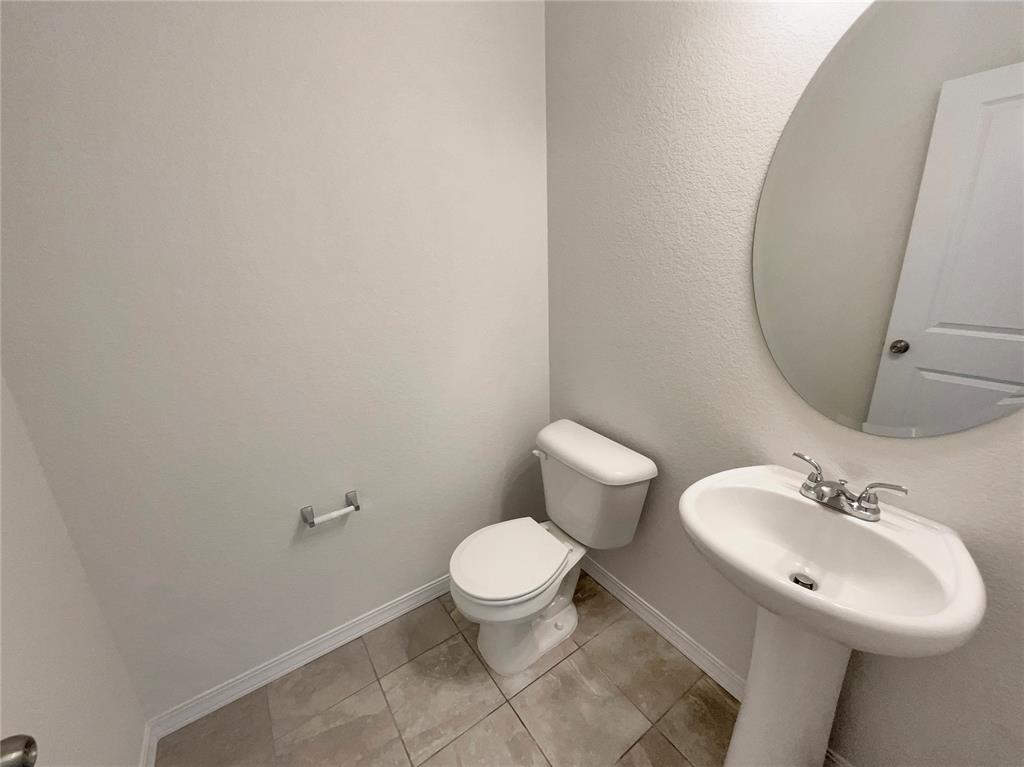 Image 23 of 26: Bathroom