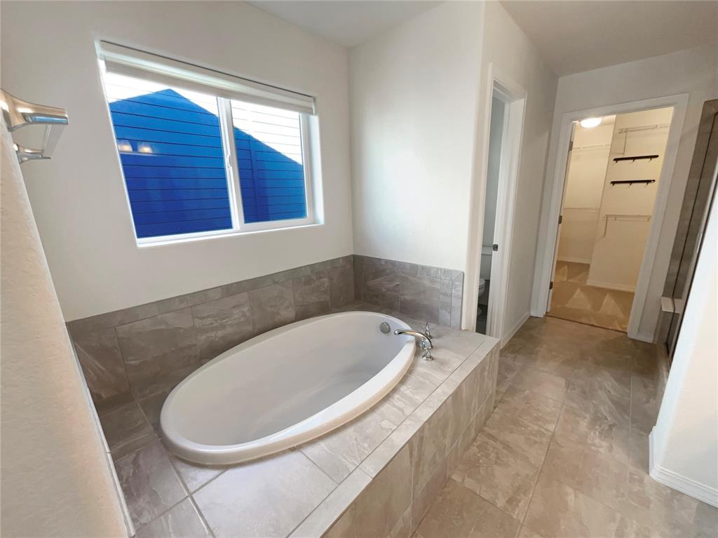 Image 6 of 26: Bathroom