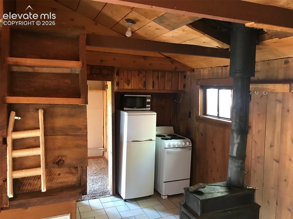 Image 9 of 20: Kitchen
