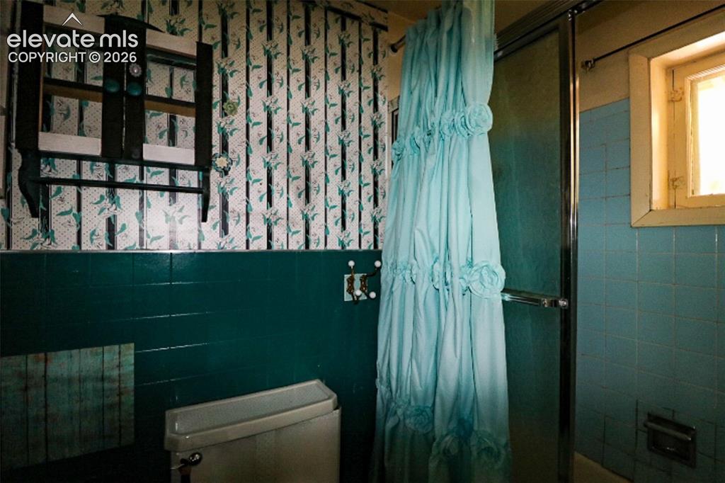 Image 15 of 17: Bathroom