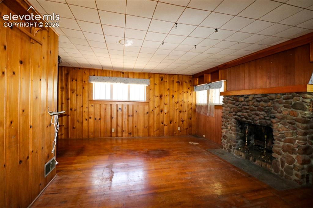 Image 4 of 17: Living Room