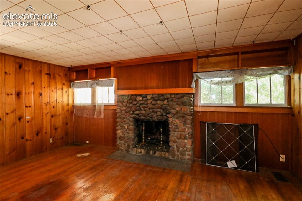 Image 5 of 17: Living Room