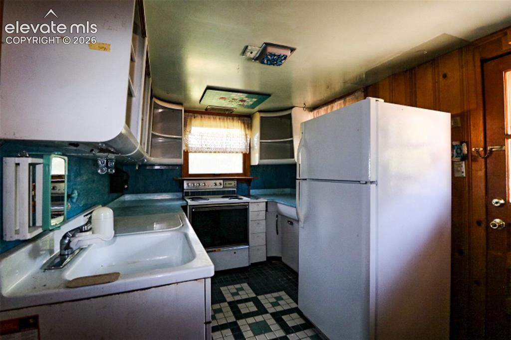 Image 7 of 17: Kitchen