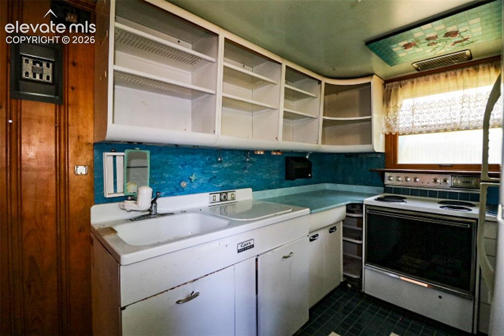 Image 8 of 17: Kitchen