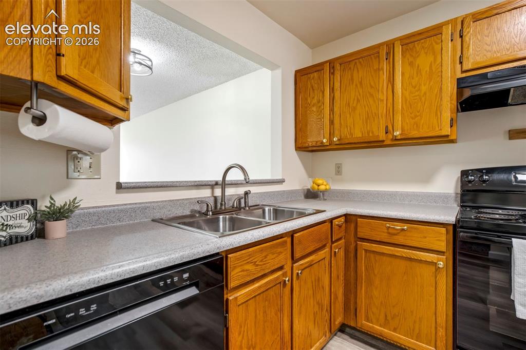 Image 10 of 44: Kitchen