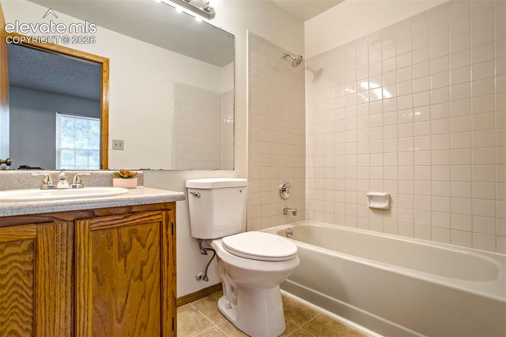 Image 32 of 44: Bathroom