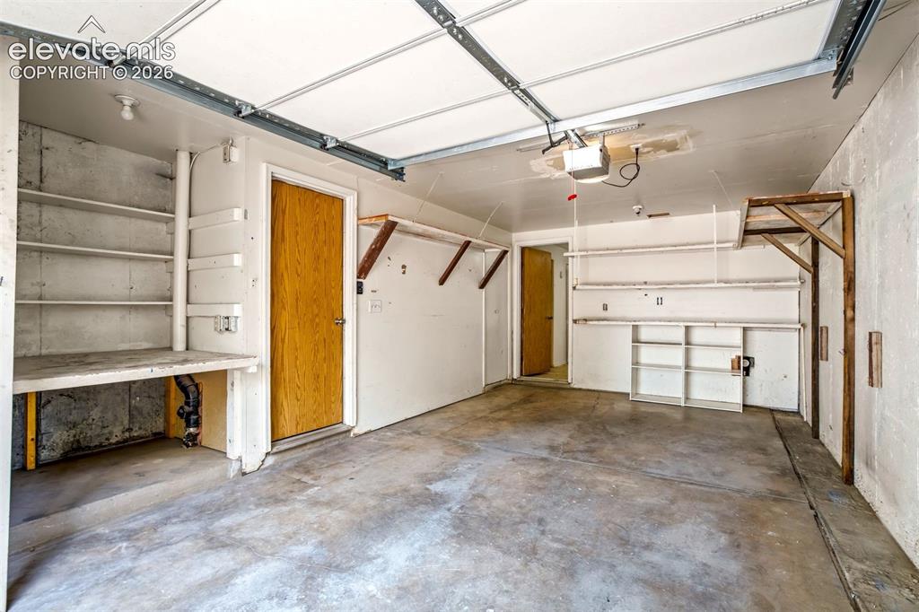 Image 36 of 44: Garage