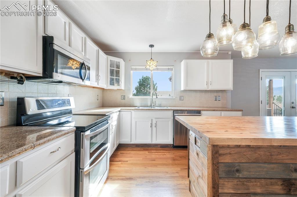 Image 10 of 50: Kitchen