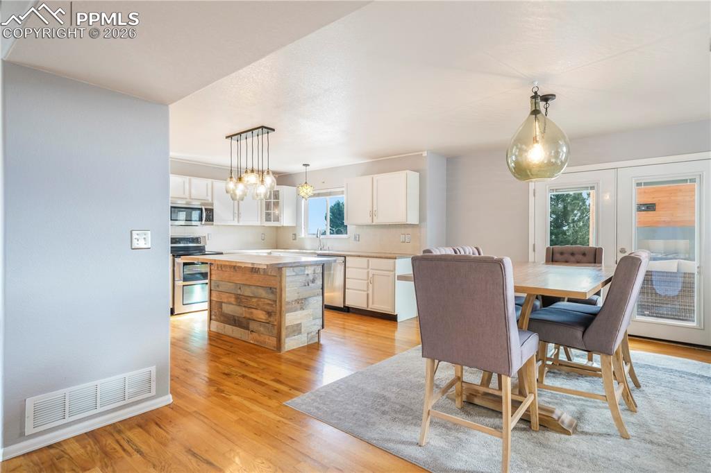 Image 11 of 50: Dining Area