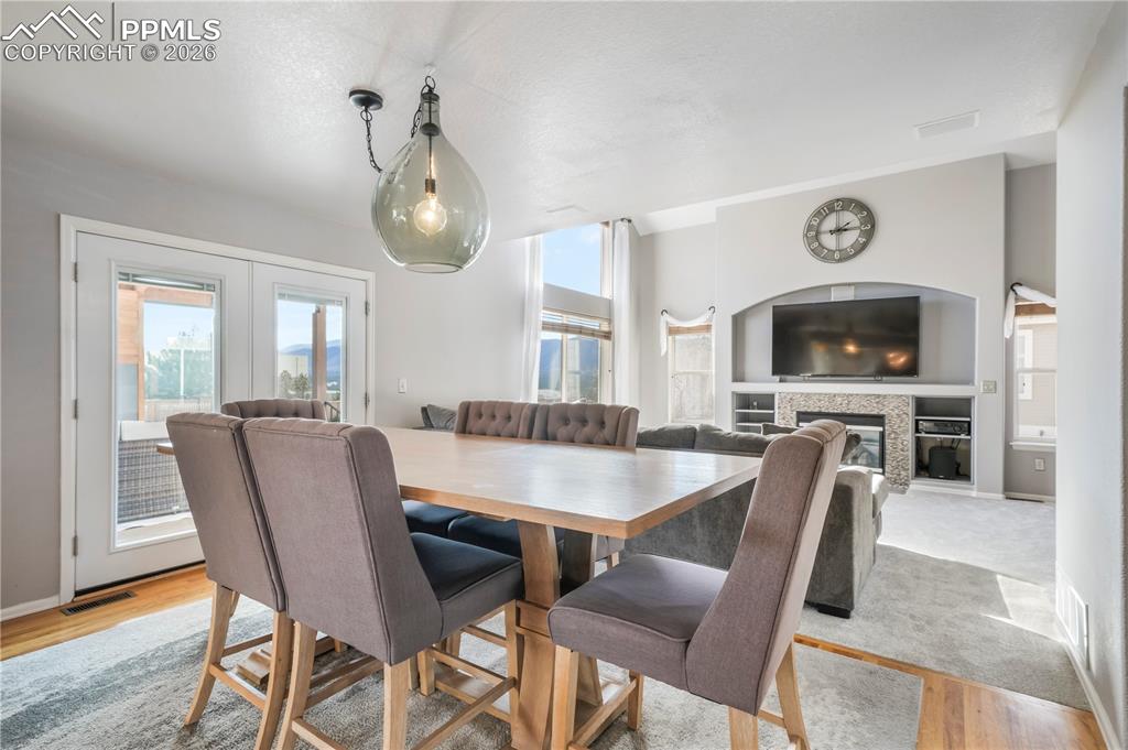 Image 13 of 50: Dining Area