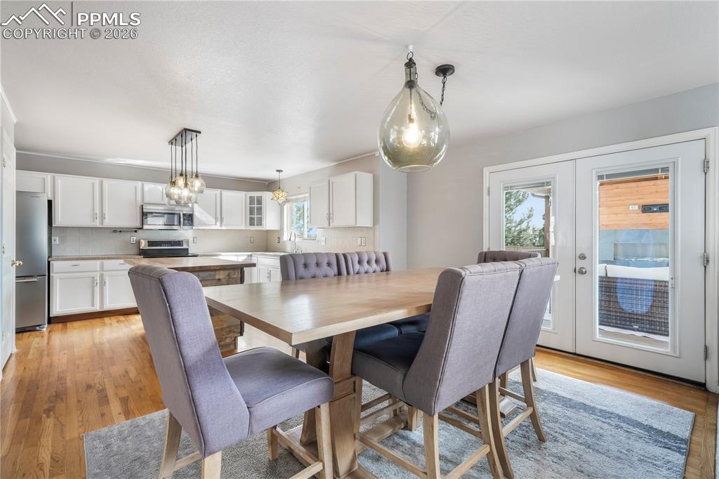 Image 14 of 50: Dining Area