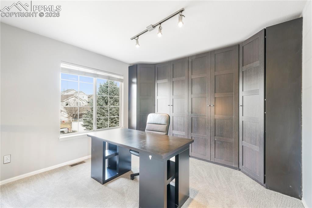 Image 20 of 50: Office