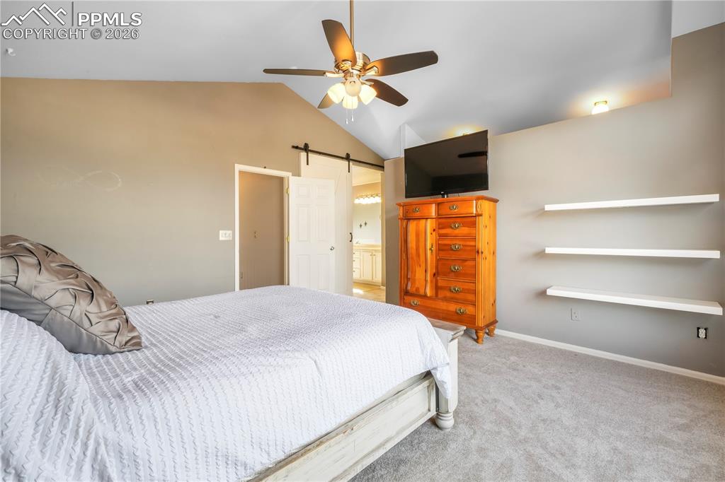 Image 23 of 50: Bedroom