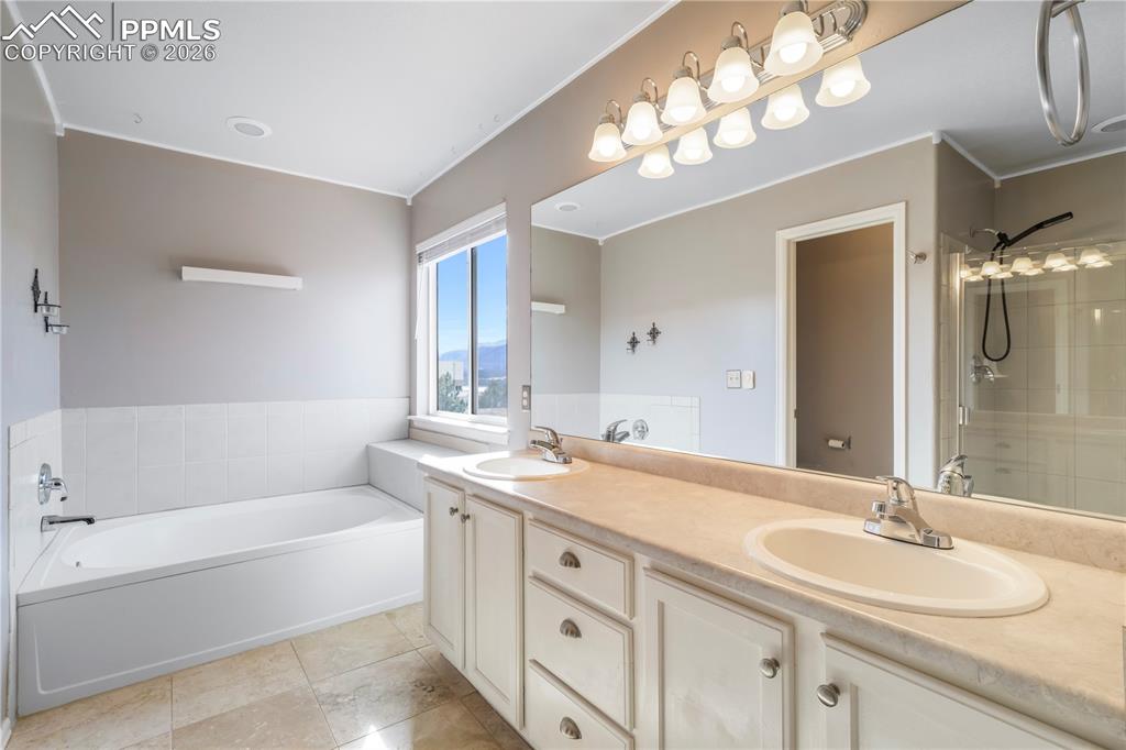 Image 27 of 50: Bathroom