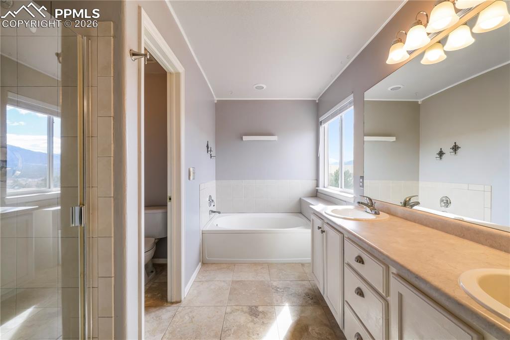 Image 28 of 50: Bathroom