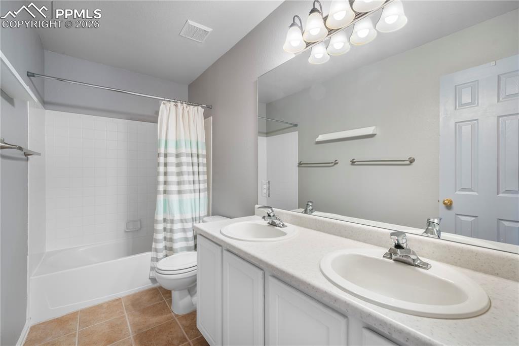 Image 33 of 50: Bathroom