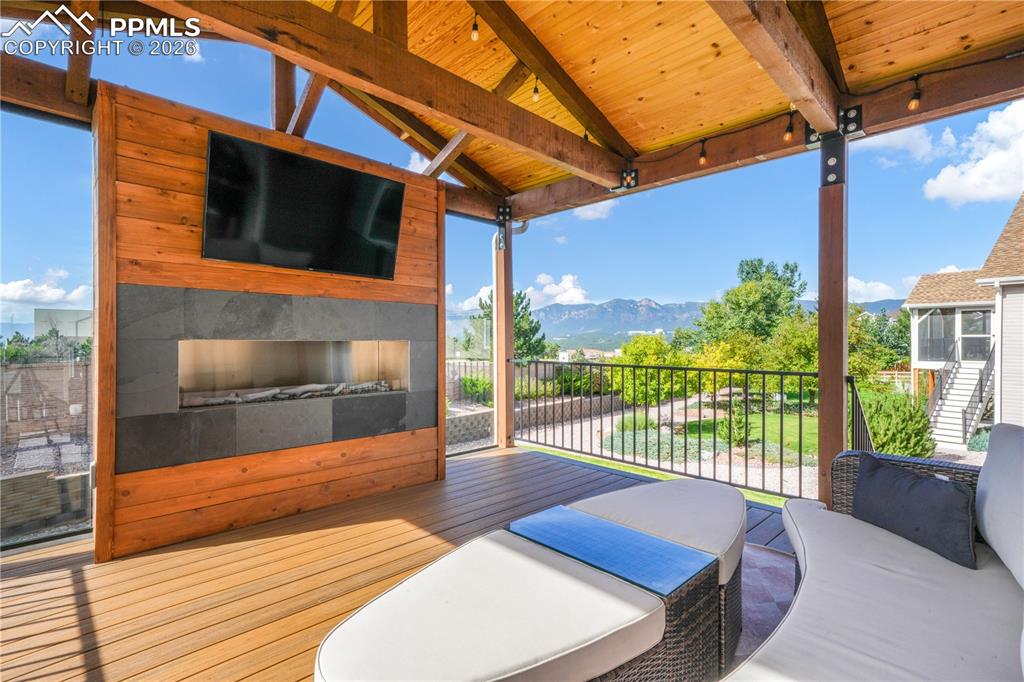 Image 44 of 50: Deck