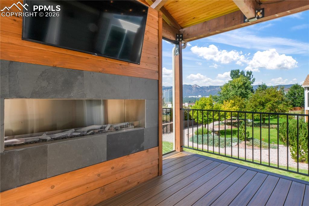 Image 45 of 50: Deck