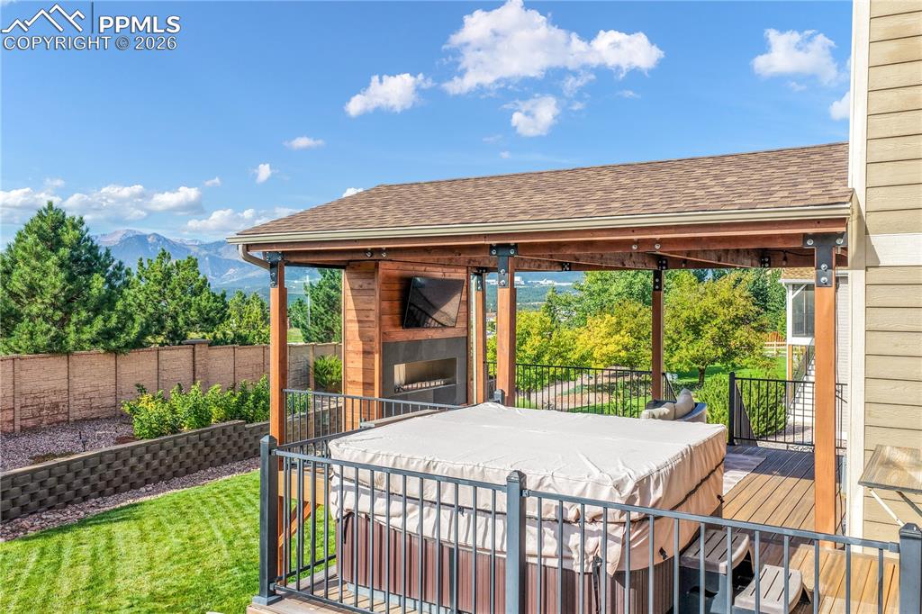 Image 47 of 50: Deck