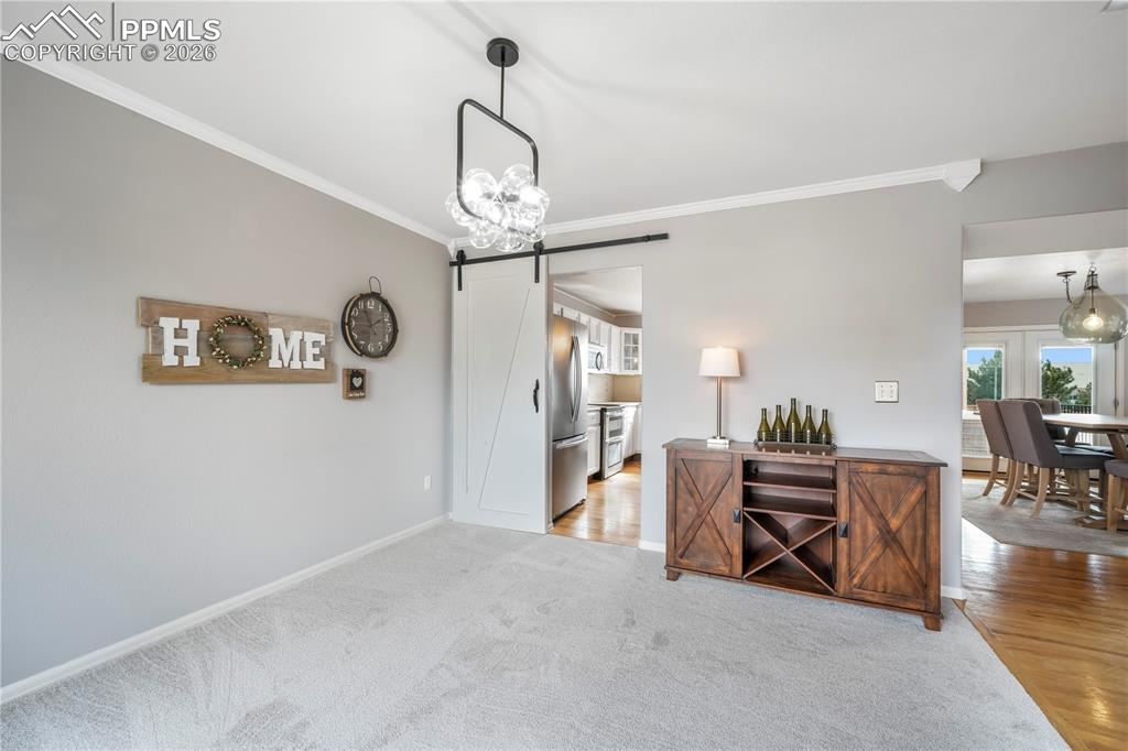 Image 5 of 50: Dining Area