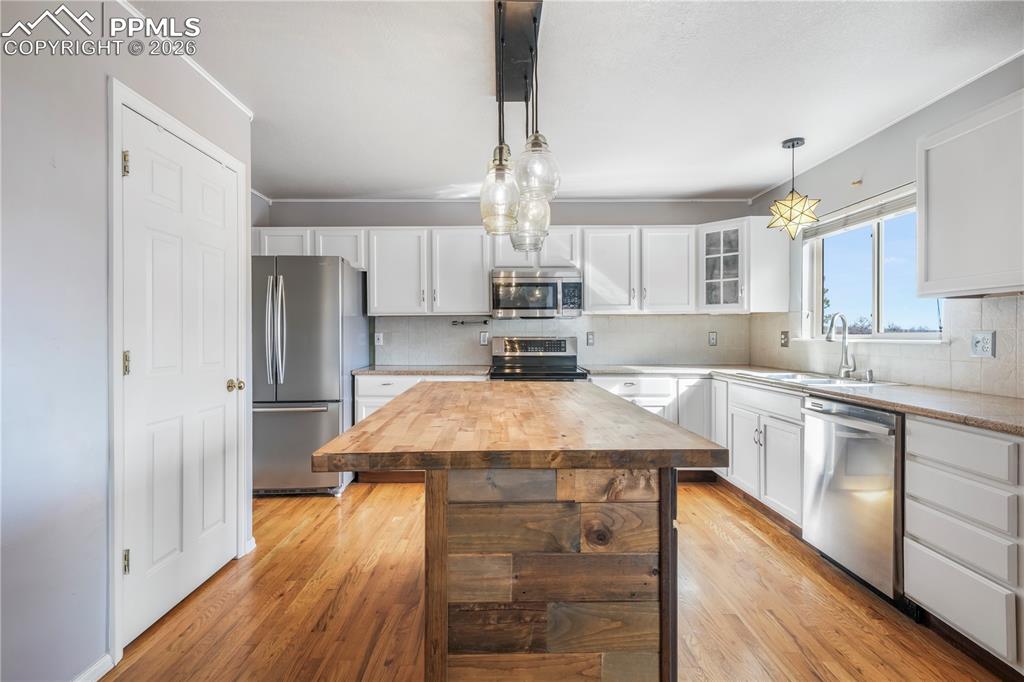 Image 6 of 50: Kitchen