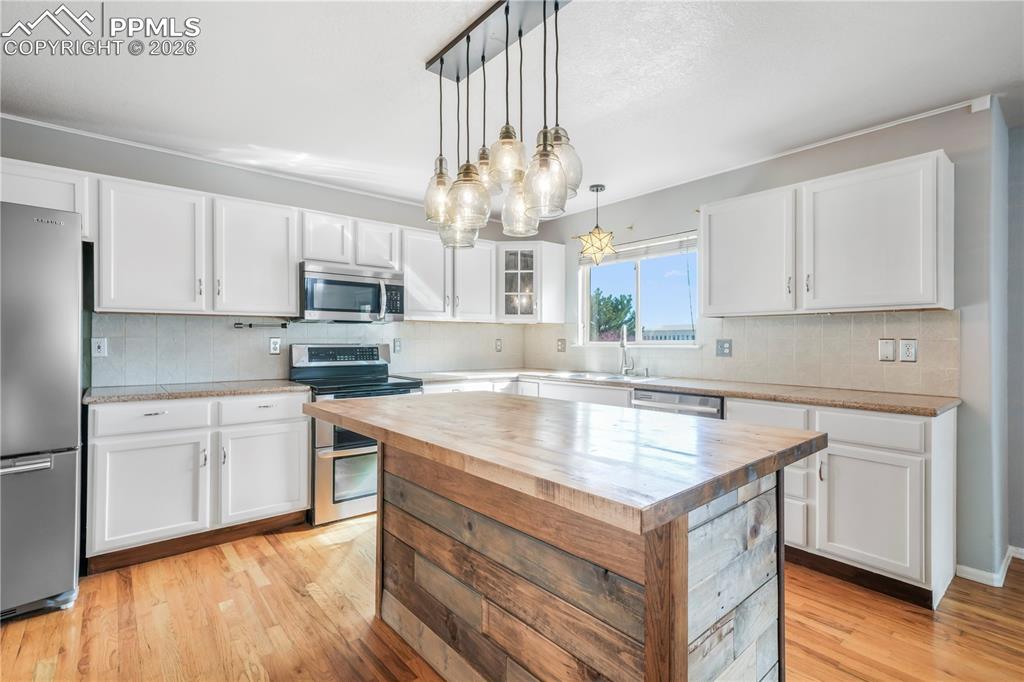 Image 9 of 50: Kitchen