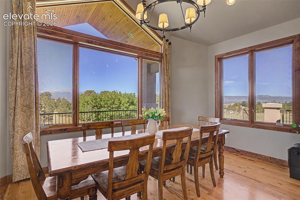 Image 14 of 50: Dining Area
