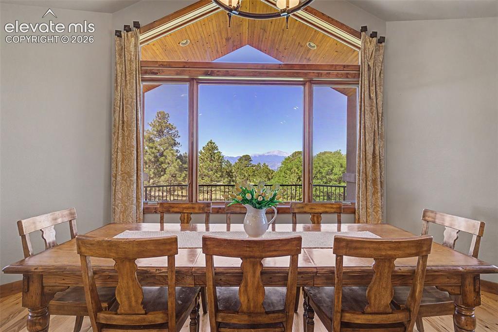 Image 15 of 50: Dining Area