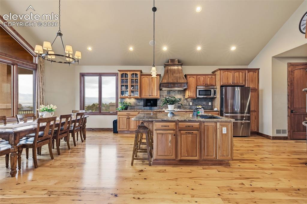 Image 16 of 50: Kitchen
