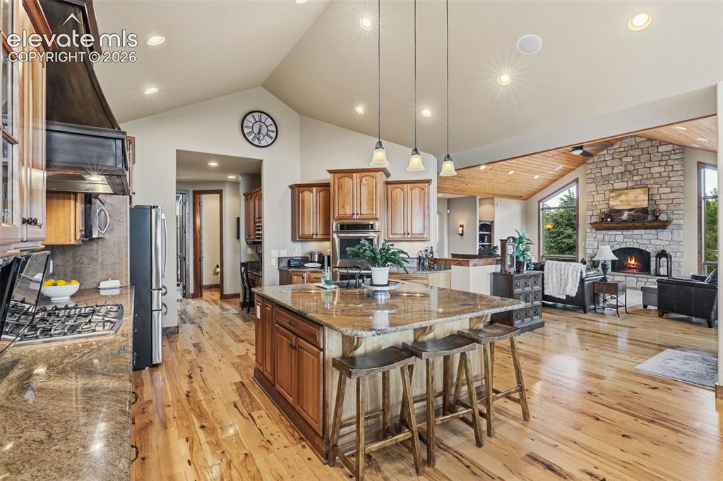 Image 18 of 50: Kitchen