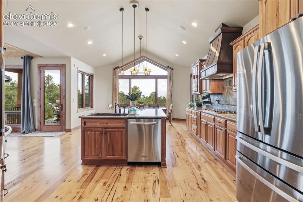 Image 19 of 50: Kitchen