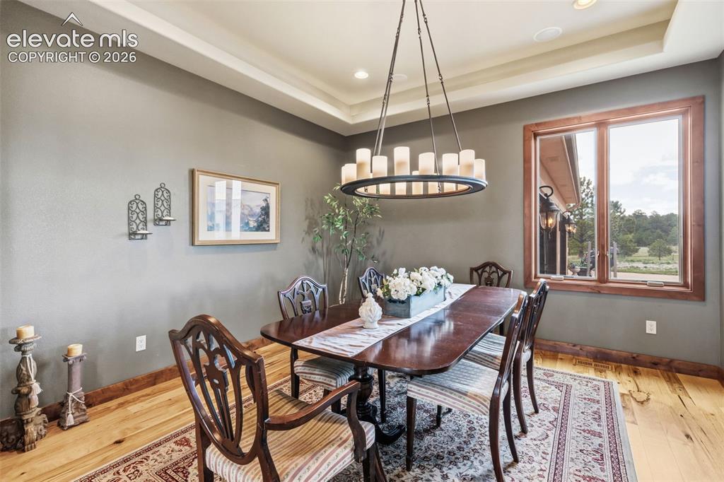 Image 8 of 50: Dining Area