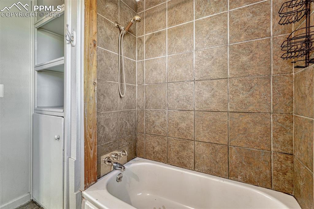 Image 10 of 26: Bathroom