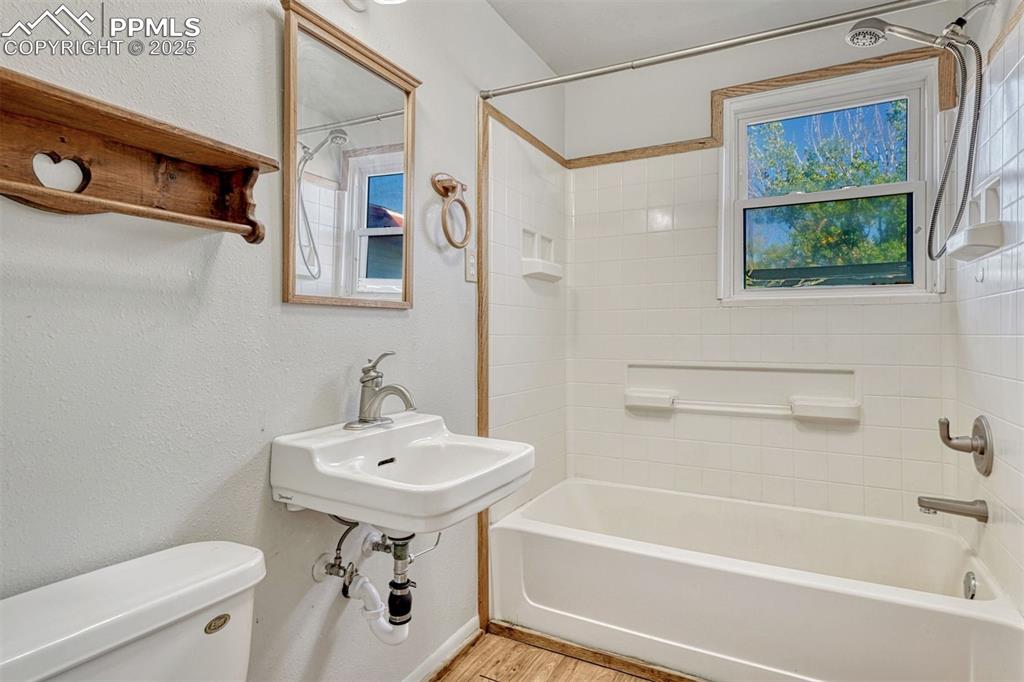 Image 11 of 26: Bathroom