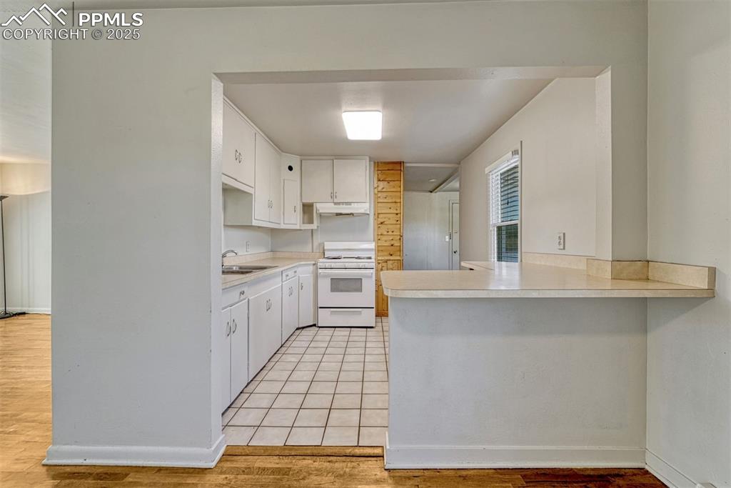 Image 5 of 26: Kitchen
