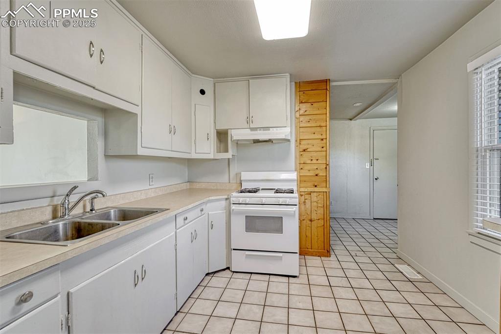 Image 6 of 26: Kitchen