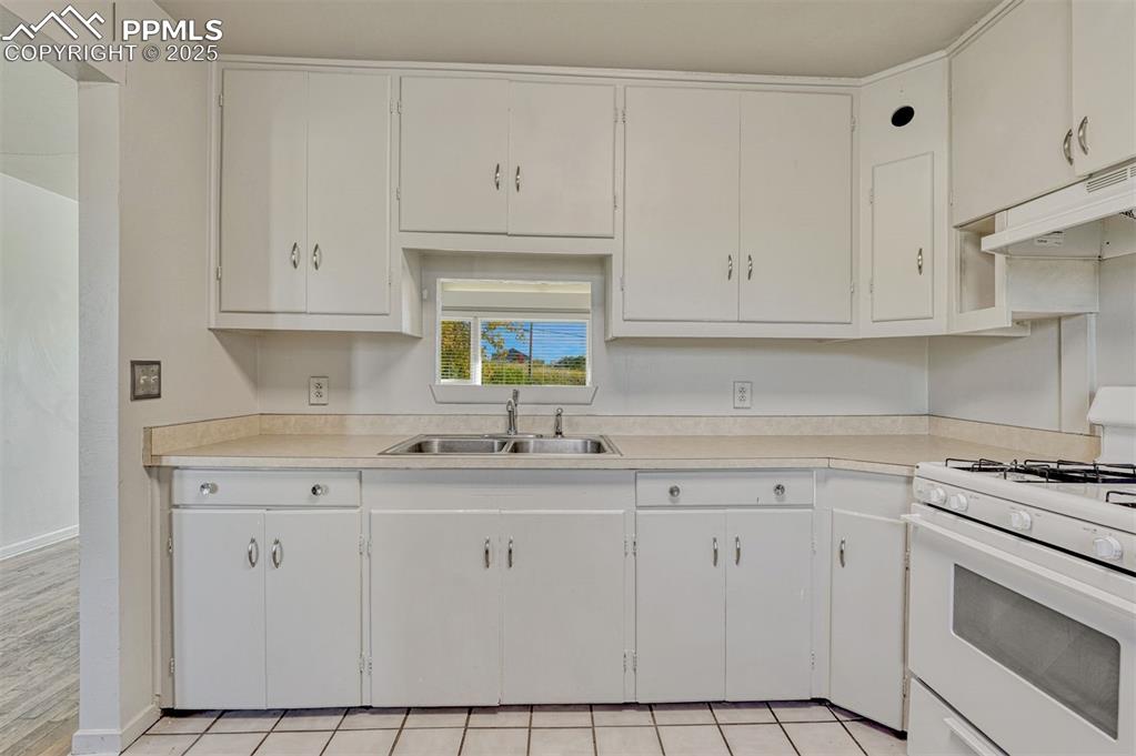 Image 7 of 26: Kitchen