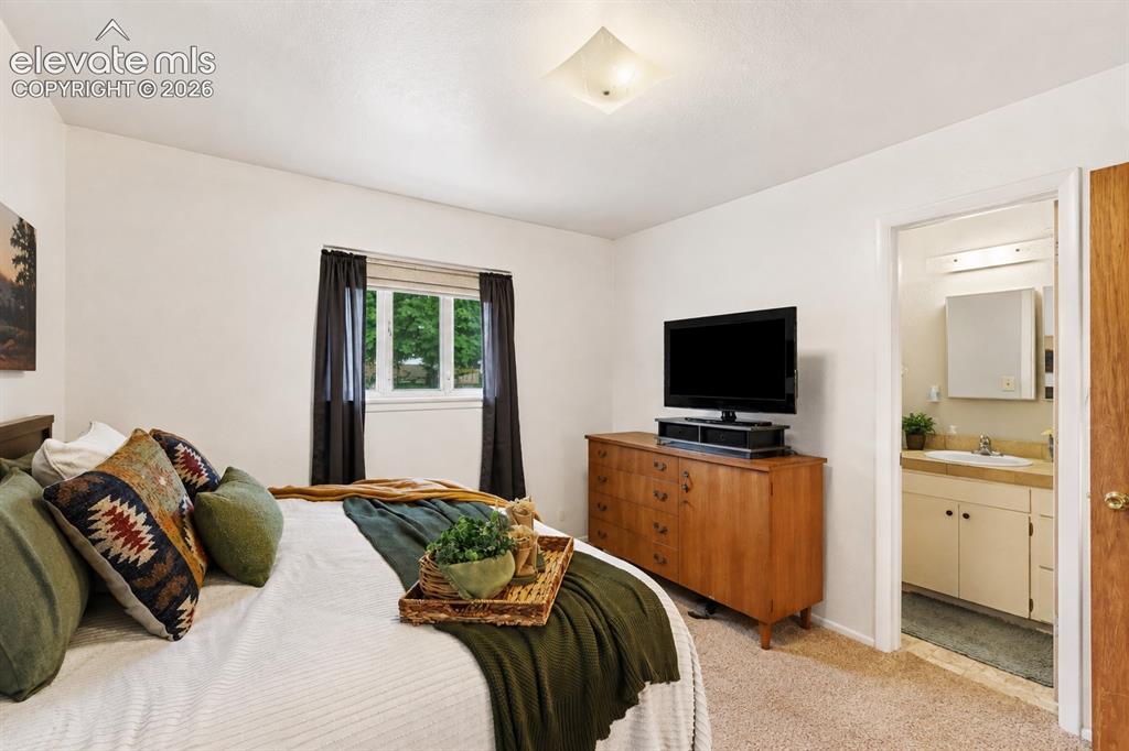 Image 18 of 41: Bedroom