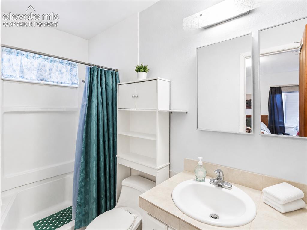 Image 19 of 41: Bathroom