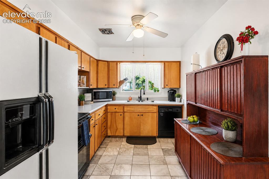 Image 8 of 41: Kitchen