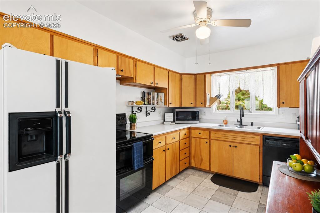 Image 9 of 41: Kitchen