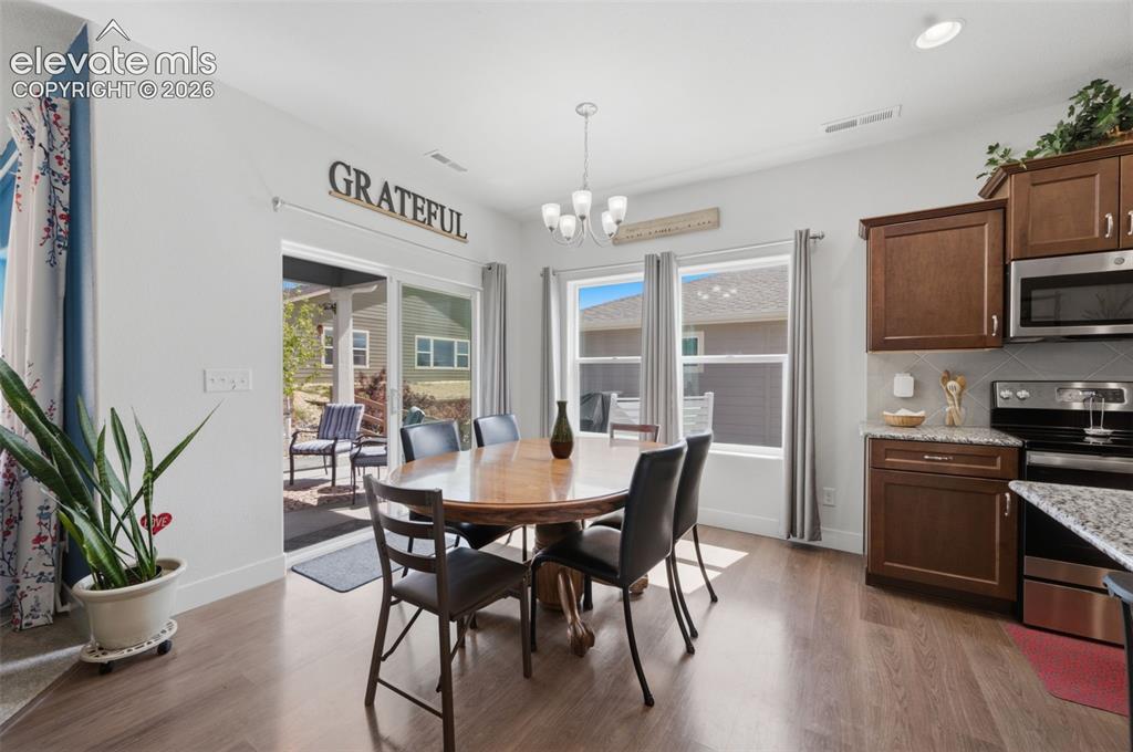 Image 6 of 25: Dining area