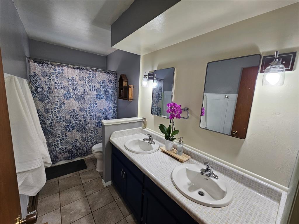 Image 11 of 27: Bathroom