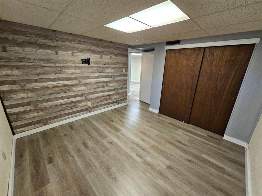 Image 19 of 27: Bedroom