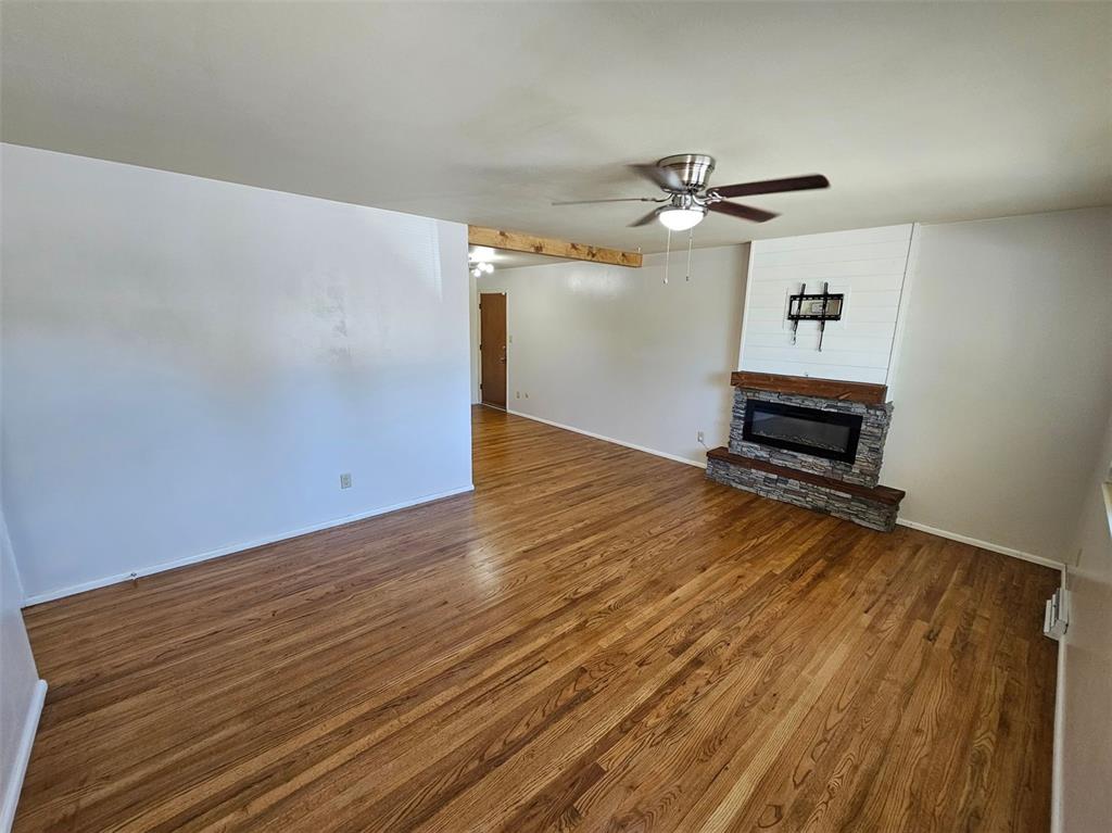 Image 2 of 27: Living Room