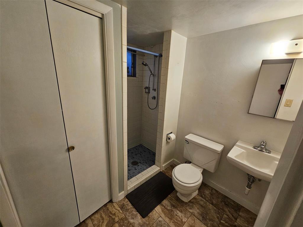 Image 20 of 27: Bathroom